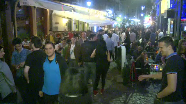 Bucurestenii au luat cu asalt aseara Centrul Vechi. Au asteptat si cate o jumatate de ora pentru a prinde un loc la masa