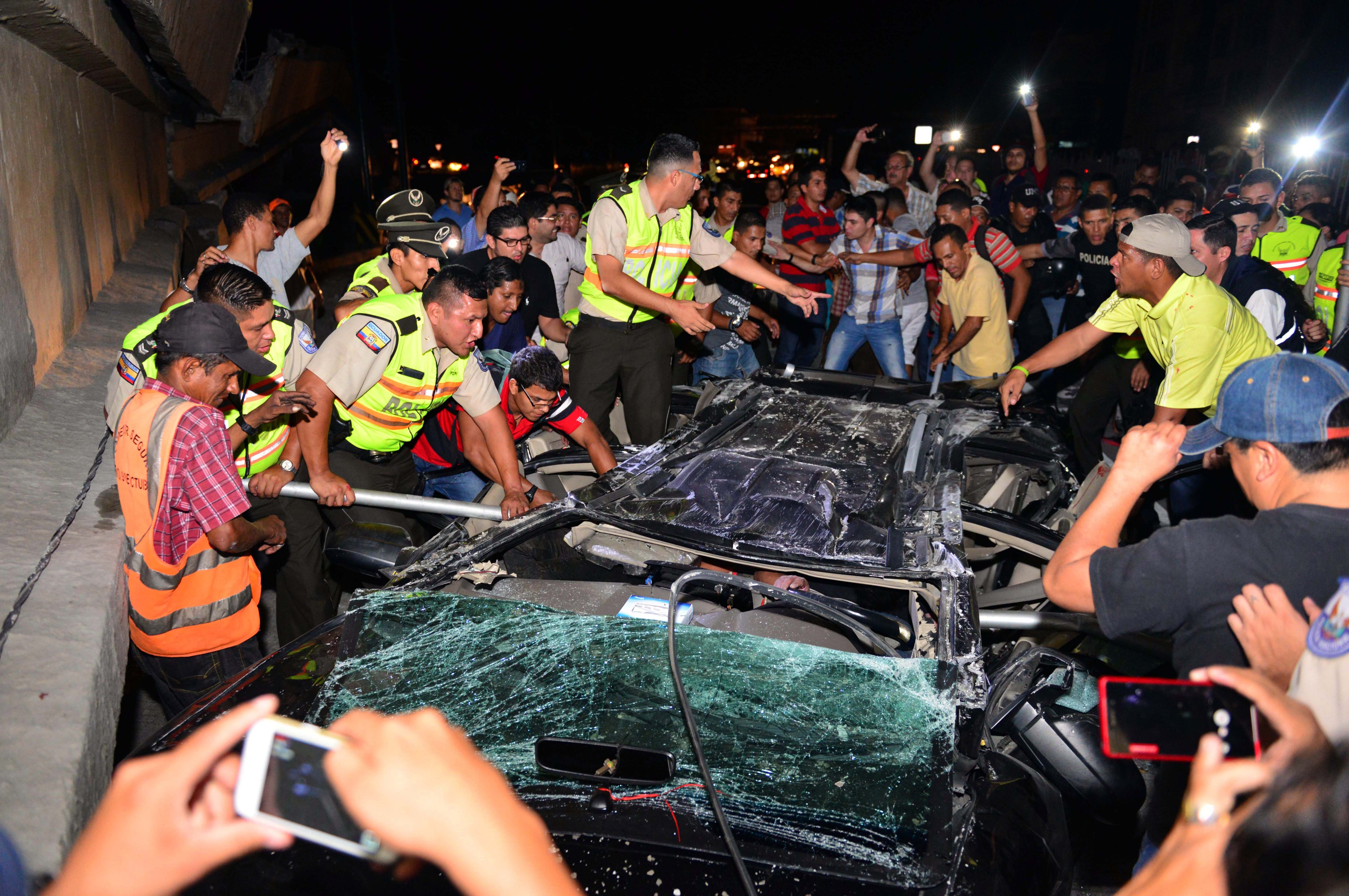 Momentul in care seismul a lovit Ecuadorul, filmat. Oamenii alearga disperati dintr-un mall, un pod s-a prabusit. VIDEO