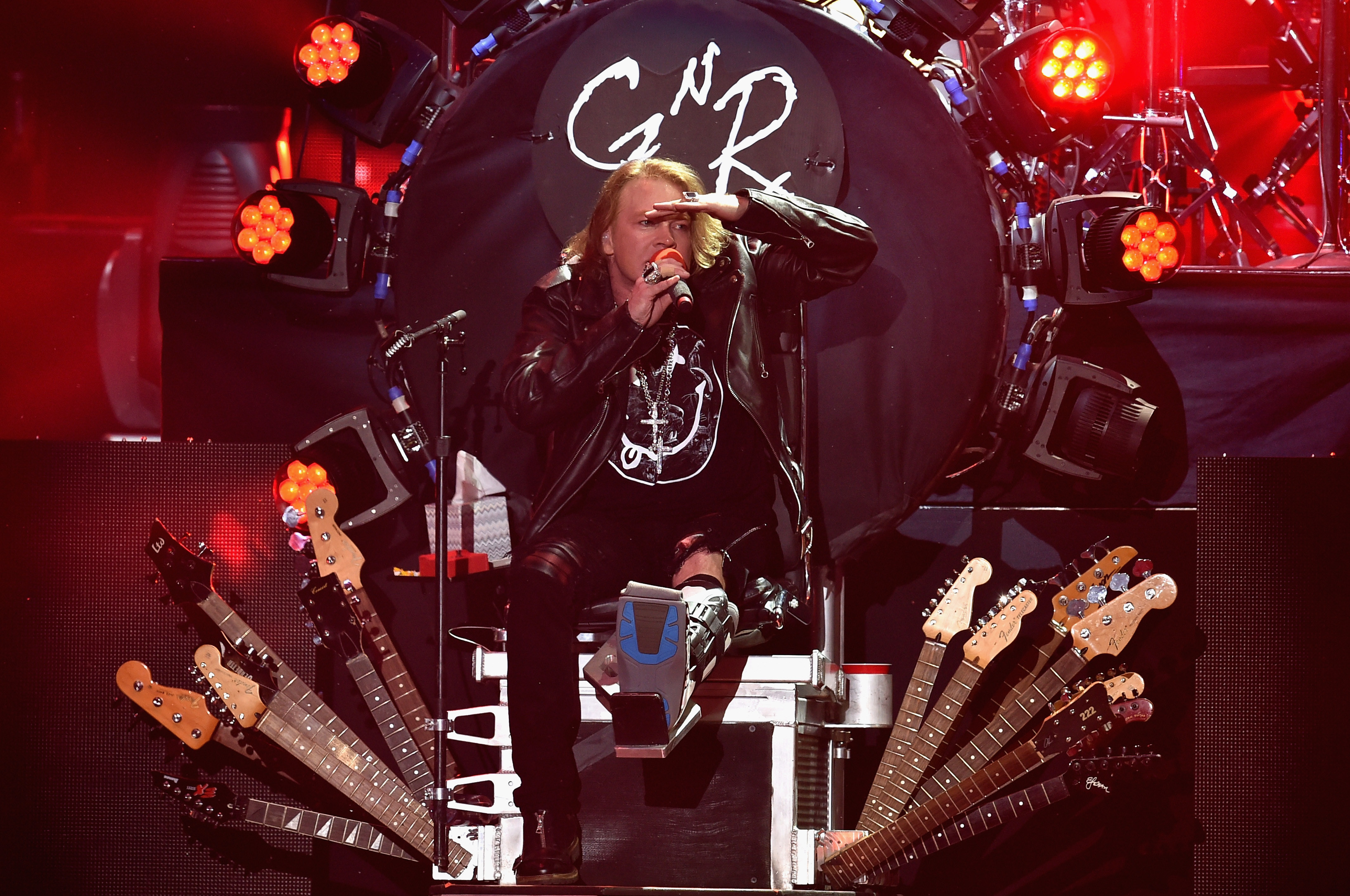 Primul concert AC/DC cu Axl Rose pe post de solist. Cum au reactionat fanii la concertul din Lisabona