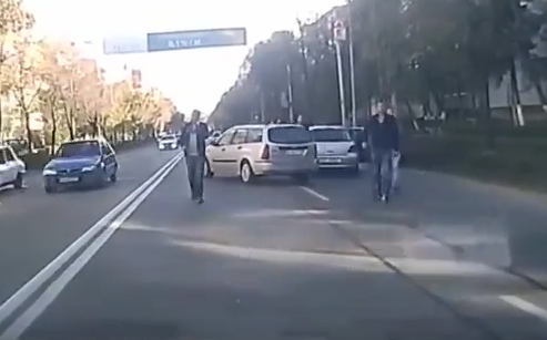 Atentie in trafic! Noua metoda prin care infractorii fac bani de pe urma soferilor care circula regulamentar. VIDEO