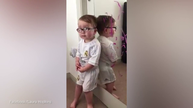 A mazgalit cu ruj oglinda mamei si a dat vina pe... Batman. Clipul cu care un baietel din Scotia a cucerit internetul