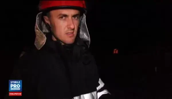 Pompieri injurati si agresati la locul unui accident de un barbat baut. Cum au reactionat politistii