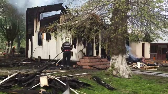 Biserica din Neamt, veche de 150 de ani, distrusa de un incendiu. Flacarile s-au ridicat la sapte metri inaltime
