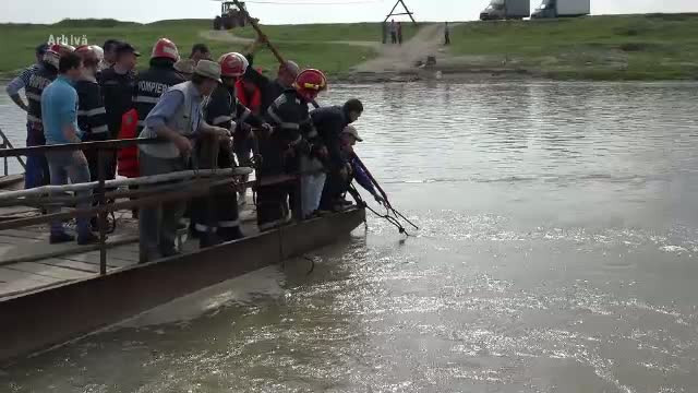 Tanar de 18 ani, de negasit dupa ce a sarit in apele Dunarii. Baiatul a vrut sa faca o baie pentru a se racori