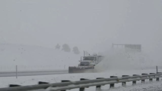 Viscol si nameti de un metru inaltime, dupa o ninsoare puternica, in SUA. Strazi blocate si o autostrada inchisa in Denver