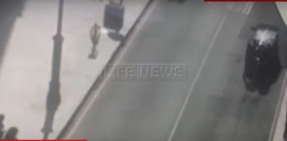 A filmat cum o femeie este bagata in portbagaj si a sunat la 112 sa anunte rapirea. Ce a gasit Politia cand a oprit masina