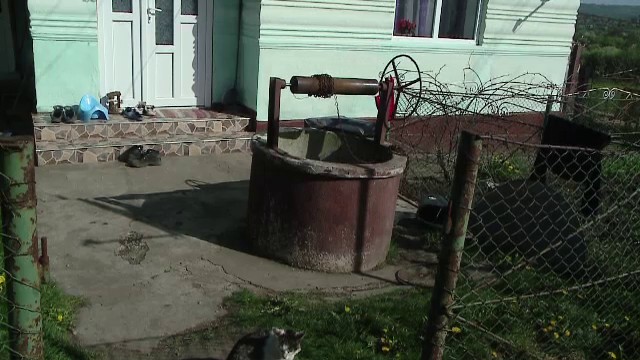 O femeie de 76 de ani a cazut intr-o fantana de 5 metri, dar a supravietuit. De ce cred vecinii ca a incercat sa-si ia viata