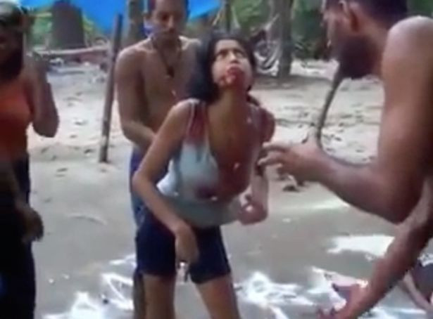 Filmarea socanta surprinsa pe o plaja. Ce i se intampla unei femei in timpul unei sedinte de exorcizare