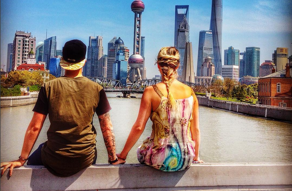 Povestea cuplului care a renuntat la job-urile bine platite din Londra pentru a calatori in jurul lumii. Cum au luat decizia