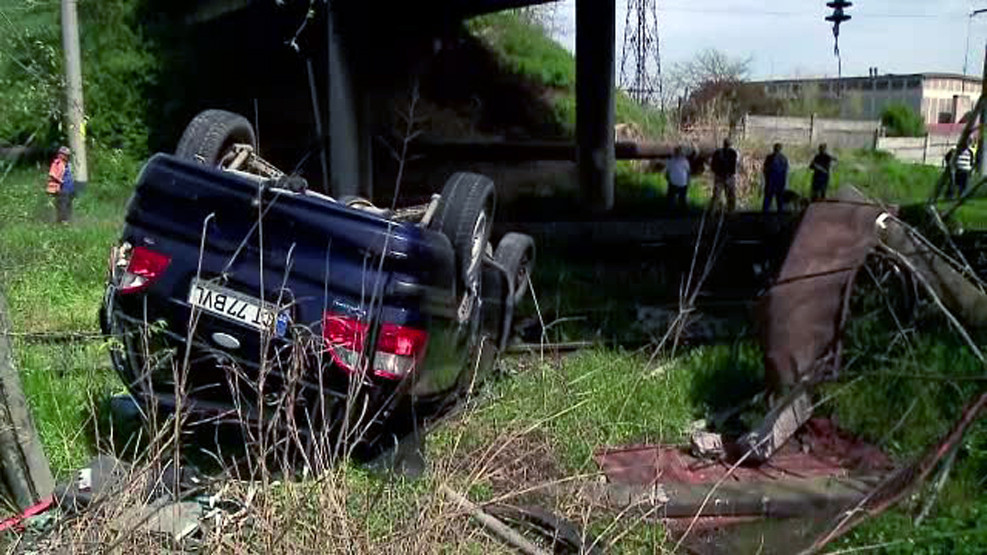 Din cauza vitezei, a cazut de pe pod pe sina de cale ferata. Ce s-a intamplat cand masina a atins liniile de inalta tensiune