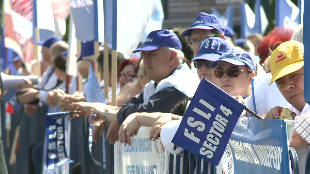 200 de profesori au cerut in strada salarii mai mari. "Dupa 30 de ani de munca, eu castig 2.000 de lei"
