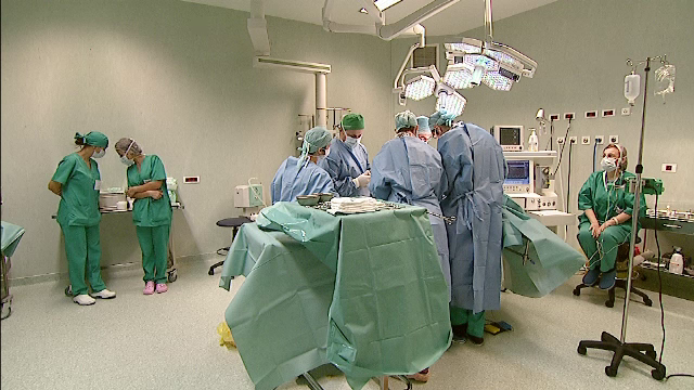 Zeci de romance urmeaza exemplul Angelinei Jolie si isi extirpa sanii sanatosi. Cat costa o astfel de interventie