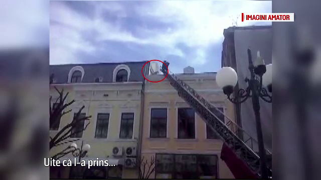 Dupa doua zile de emotii, un catel a fost salvat de ISU de pe acoperisul unei cladiri. Un martor a filmat intreaga scena