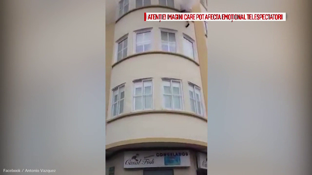 Imagini tulburatoare surprinse in Spania. O femeie pe jumatate dezbracata a sarit din calea focului, de la etajul 3. VIDEO