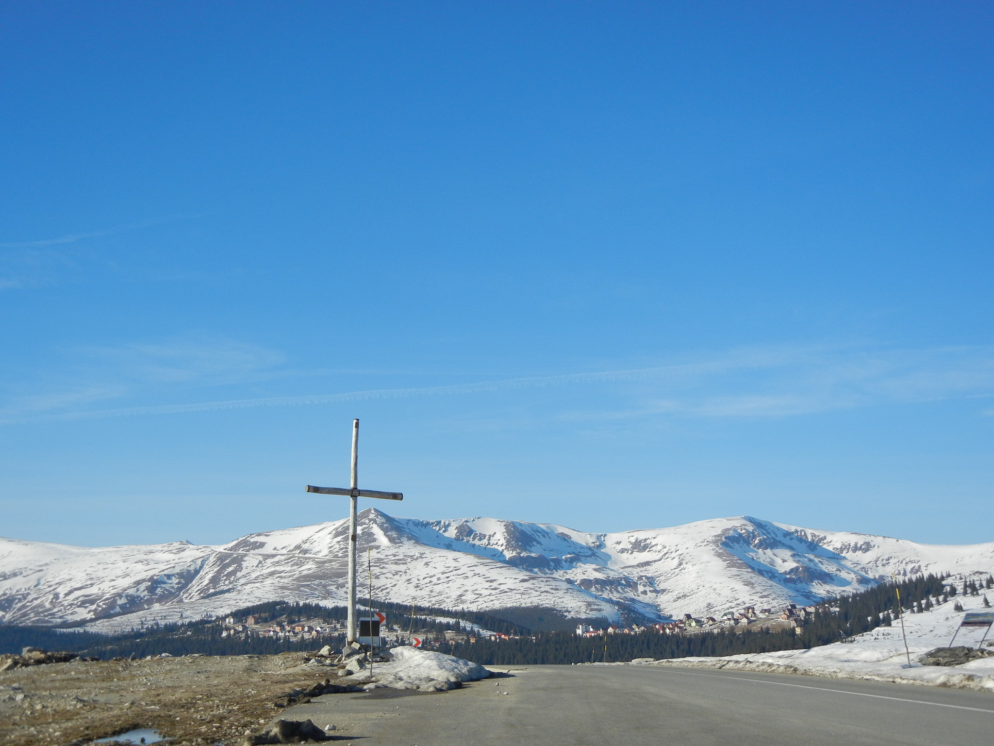 Pericol de avalanse pe Transalpina. Autoritatile au inchis soseaua din cauza zapezii de aproape 2 metri