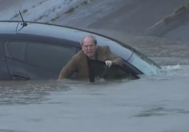 Strazile s-au transformat in rauri, in urma ploilor torentiale din Texas. Un reporter a salvat un sofer captiv sub apa