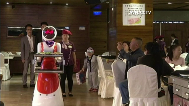 Chelnerii roboti dintr-un restaurant din China, de doua ori mai eficienti decat oamenii. Singurul lor inconvenient