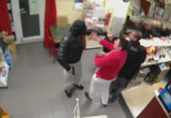 O femeie cu un bebelus in brate a reusit sa puna pe fuga un hot inarmat: "I-am explicat ca nu se afla intr-o banca"