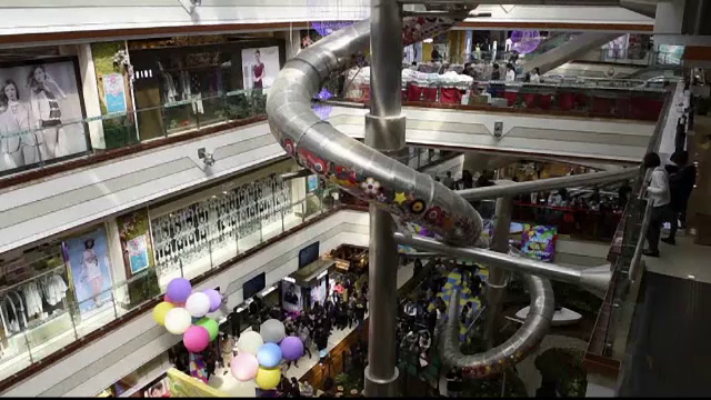 Tobogan gigantic, intr-un mall din Shanghai, prin care clientii ajung in doar 16 secunde la parter: "A fost infricosator"