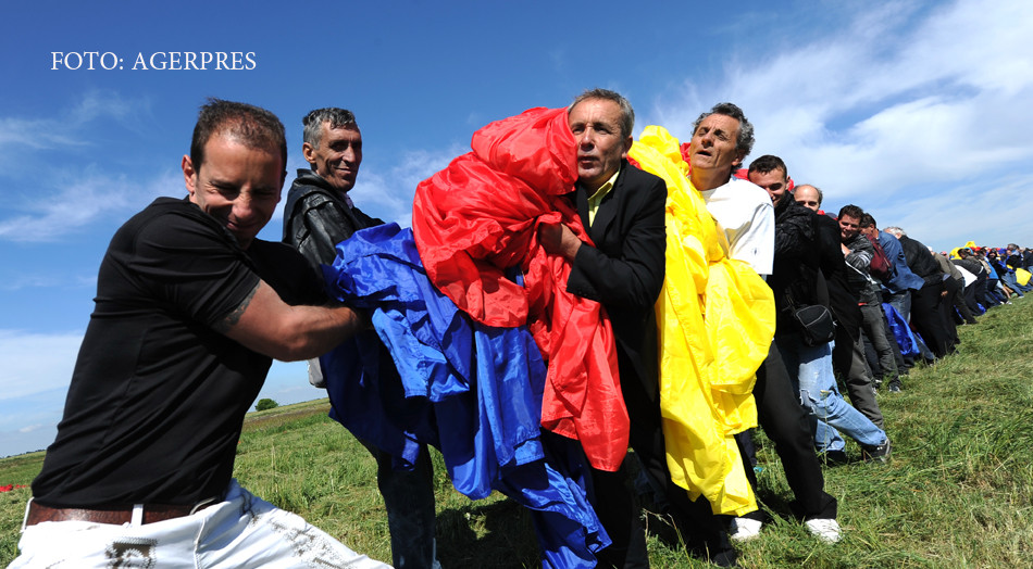 Cel mai mare steag national din lume, drapelul Romaniei, va fi desfasurat pe Aerodromul Clinceni urmand a fi omologat de Guinness World Records