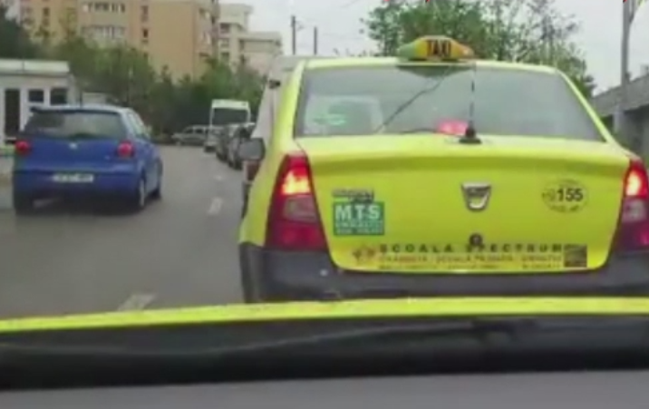 Accident filmat in Iasi. Un sofer care a depasit o coloana de masini a lovit in plin o tanara