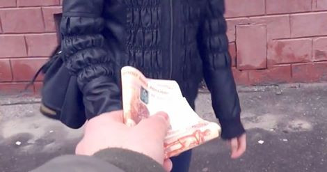 Nepotul unui oligarh rus filmeaza oameni care se umilesc pentru bani in ipostaze socante. Ce face aceasta tanara. VIDEO