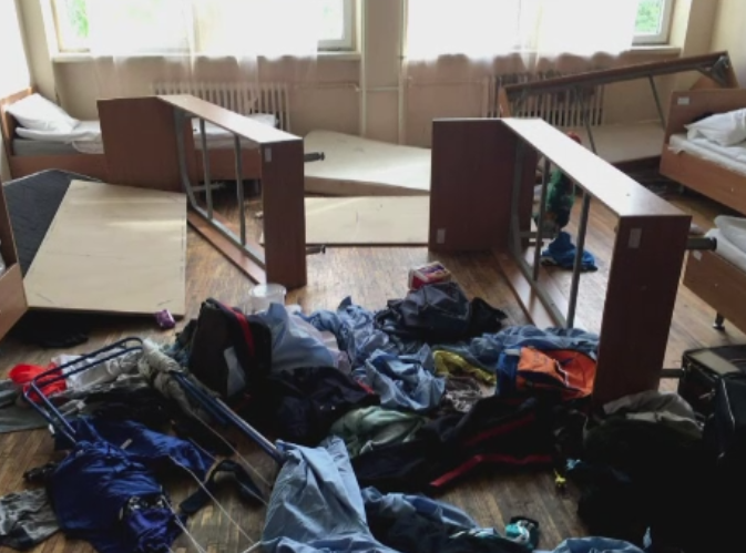 Ancheta la Colegiul Militar din Alba Iulia. Un supraveghetor a distrus totul in calea sa, suparat ca era dezordine in camere