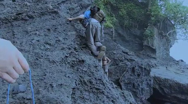 Momentul dramatic in care un adolescent cade in gol de pe o stanca. Ce se intampla in secundele urmatoare. VIDEO