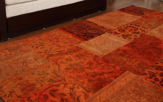 A vrut sa schimbe un covor vechi si a descoperit o usa secreta. Cand a coborat inauntru, a ramas fara cuvinte