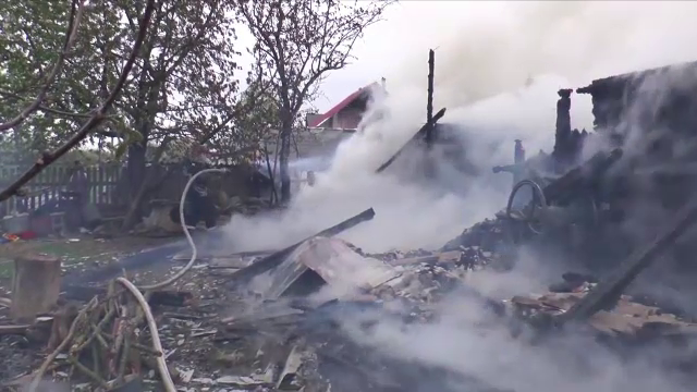 3 familii din Suceava, ramase fara case in urma unui incendiu. Un militar a fost ranit in timpul misiunii