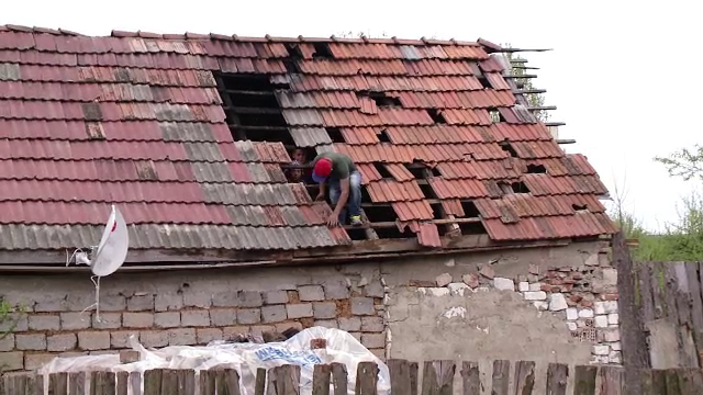 Ce scandal a pornit intre doi frati din Brasov, de la o datorie de 40 de lei: "S-au batut, au spart tigle, case"