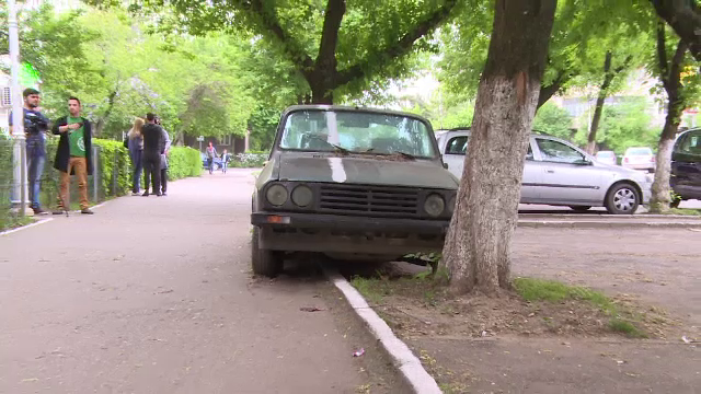 Furiosi ca nu si-a mutat Dacia din loc de 5 ani, vecinii s-au gandit sa ii dea o lectie. "A facut-o in semn de gluma"