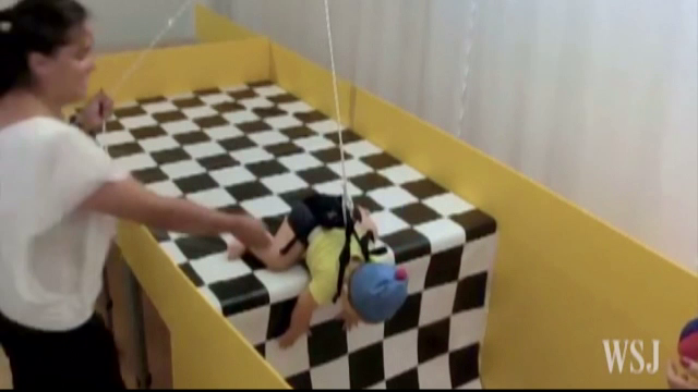 Mersul de-a busilea, necesar pentru dezvoltarea bebelusilor. Experimentul realizat de cercetatorii portughezi