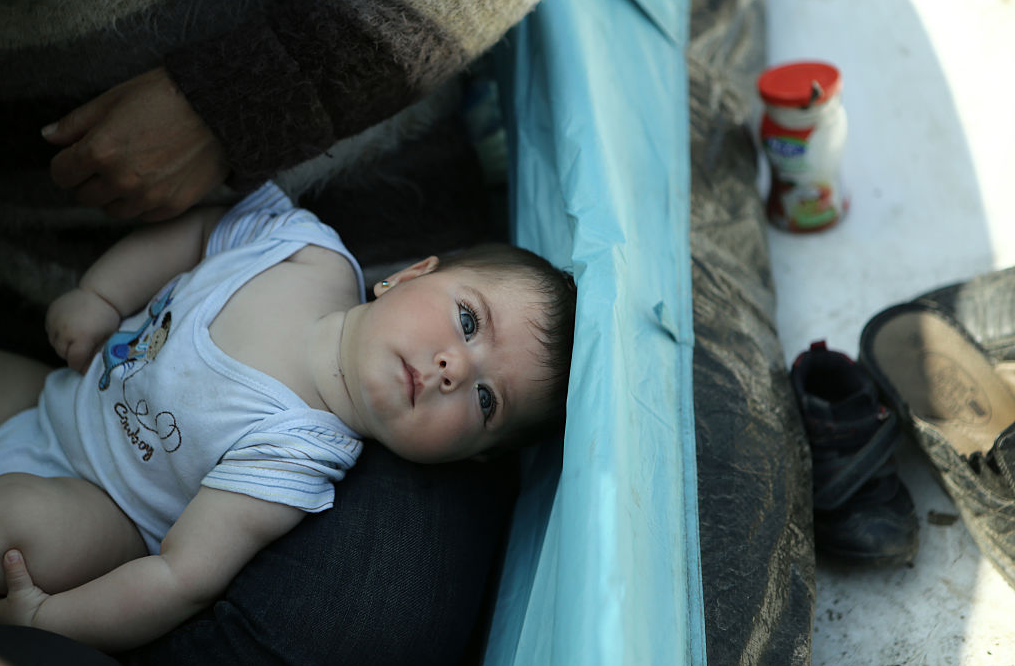 Drama bebelusilor blocati in taberele de refugiati din Grecia. Parintii lor acuza autoritatile ca ii lasa sa moara de foame