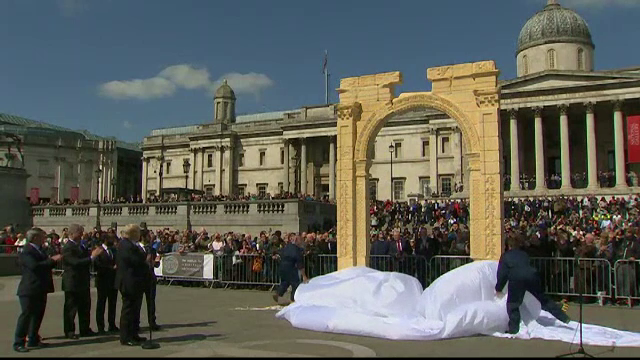 O replica a Arcului de Triumf din Palmyra, distrus de jihadisti, construita in Londra in doar 6 ore. Cum a fost posibil