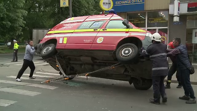 Accident grav cu o ambulanta, in Arad. Ce a urmat dupa ce salvarea care transporta un copil de 8 ani s-a rasturnat