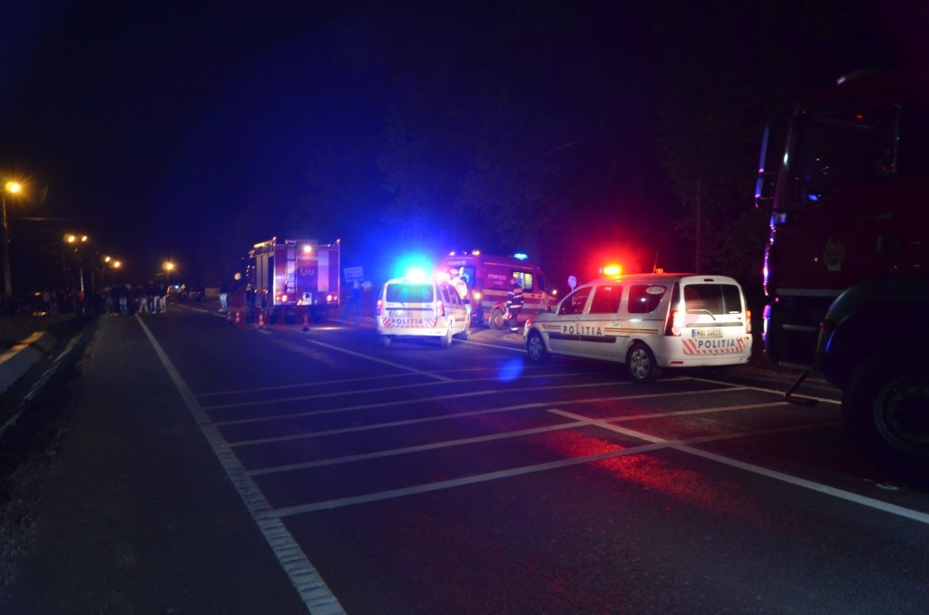 Trei tineri au murit, iar un copil de trei ani este ranit, dupa un accident in Dolj. Tragedia ar fi fost provocata de viteza