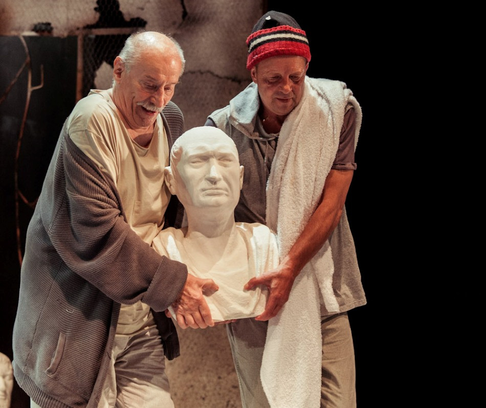 “Marmura”, singura piesa de teatru din lume la care e obligatoriu cu telefonul deschis