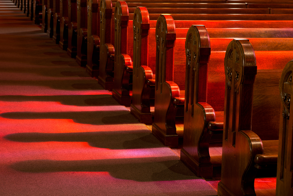 "Biserica fantoma" aparuta intr-un orasel din Italia le da tuturor fiori. Ce secret ascunde schela din parc