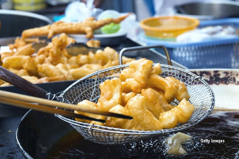 Pregatea cina in momentul in care tricoul i-a luat foc de la uleiul incins. Materialul extrem de periculos din care era facut