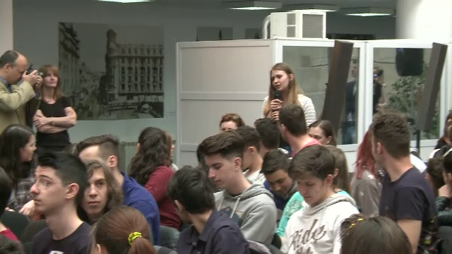 Intrebarile prin care 100 de liceeni din Bucuresti i-au "incuiat" pe bancherii veniti sa le dea o lectie de economie