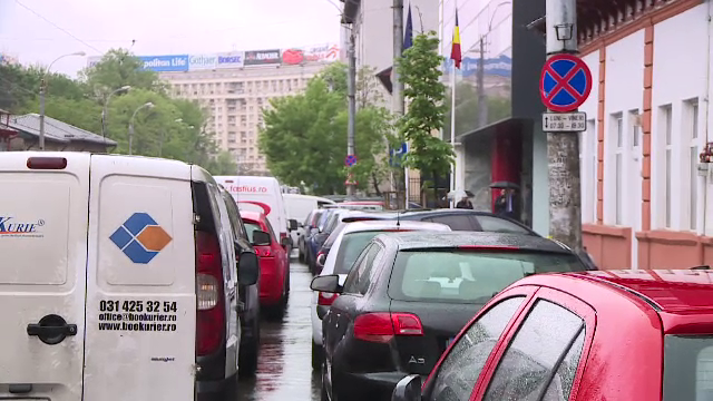 masini parcate pe doua randuri