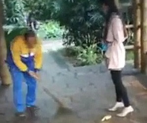 O scena filmata in secret intr-un parc din China a starnit reactii furioase pe internet. Gestul revoltator facut de o tanara