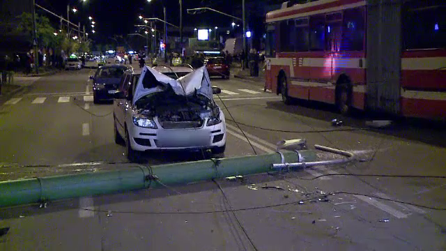 Doi stalpi au cazut peste cinci masini, in Brasov, dupa ce un troleibuz s-a blocat in cabluri. "Era sa mor in statia de taxi"