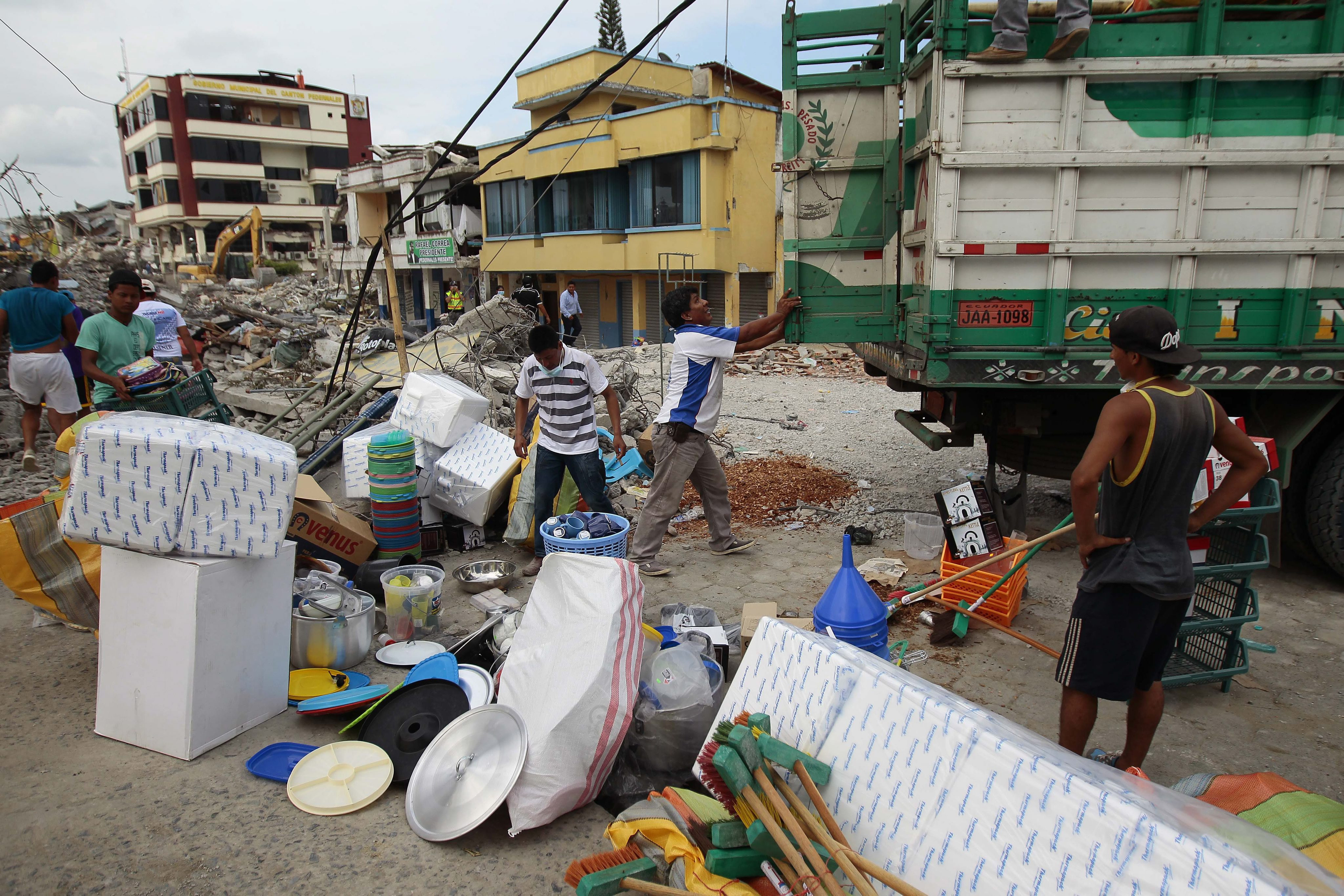 Peste 550 de morti, 7.000 de raniti si 163 de disparuti in Ecuador. Autoritatile distribuie apa potabila oamenilor