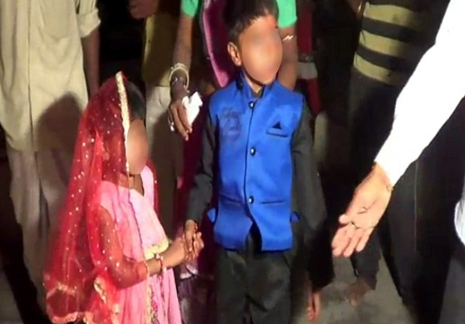 Momentul in care cateva fetite obligate sa se marite in India, intr-o ceremonie, izbucnesc in plans. VIDEO