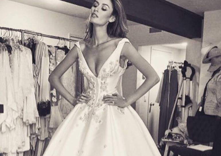 Supermodelul Nicole Trunfio s-a casatorit intr-o rochie cu o trena de 2,5 metri. Cum arata sotul ei. FOTO