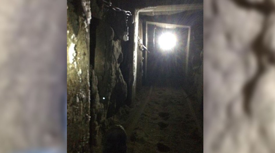 Cel mai mare tunel folosit pentru droguri, descoperit intre Mexic si SUA. Traficantii l-au ascuns cu un cos de gunoi