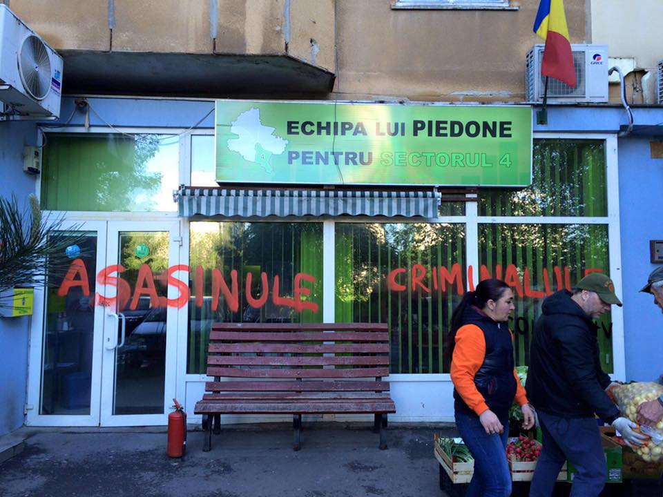 Biroul lui Piedone a fost vandalizat. Pe cine acuza fostul primar pentru mesajele dure scrise pe geamuri