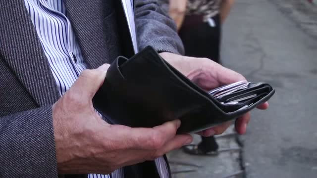 Peripetiile unui inspector OPC, in control la o piata din Ploiesti. Ce a urmat dupa ce a scos portofelul din buzunar